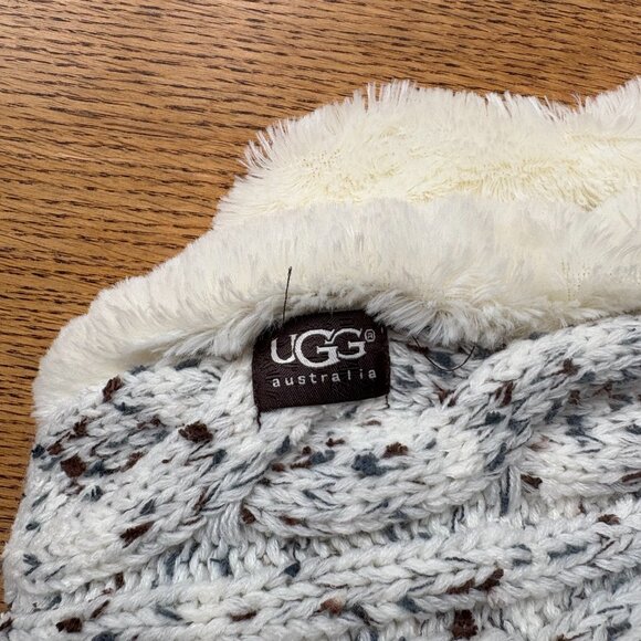 UGG Grey & White Reversible Scarf - Picture 6 of 6